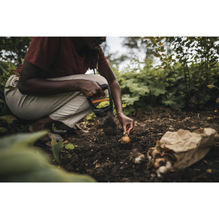 1057079_Gardening_Action_Solid_Hand_bulb_planter_5