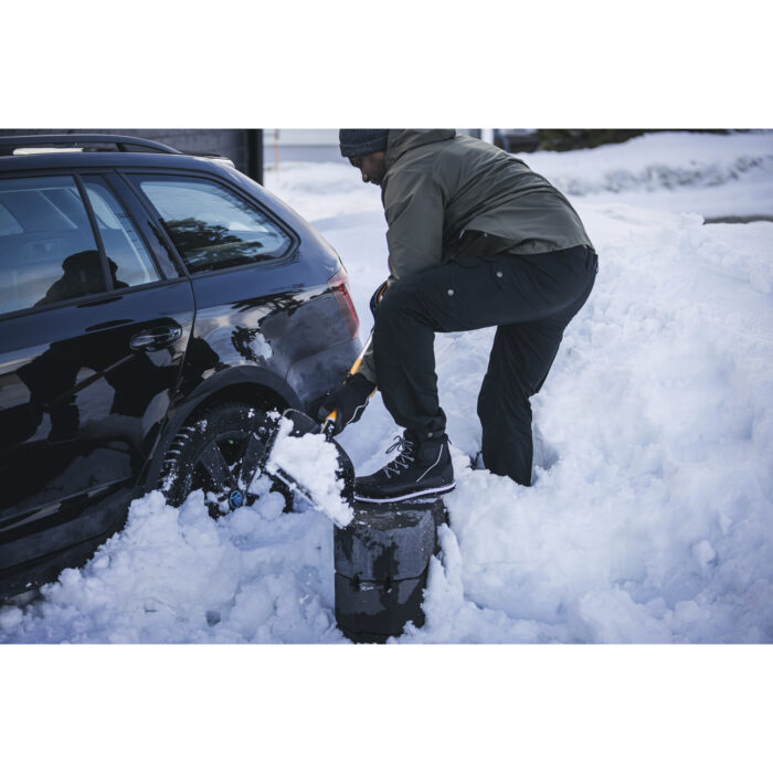 Fiskars_Action_Xseries_car_shovel_1057393_01